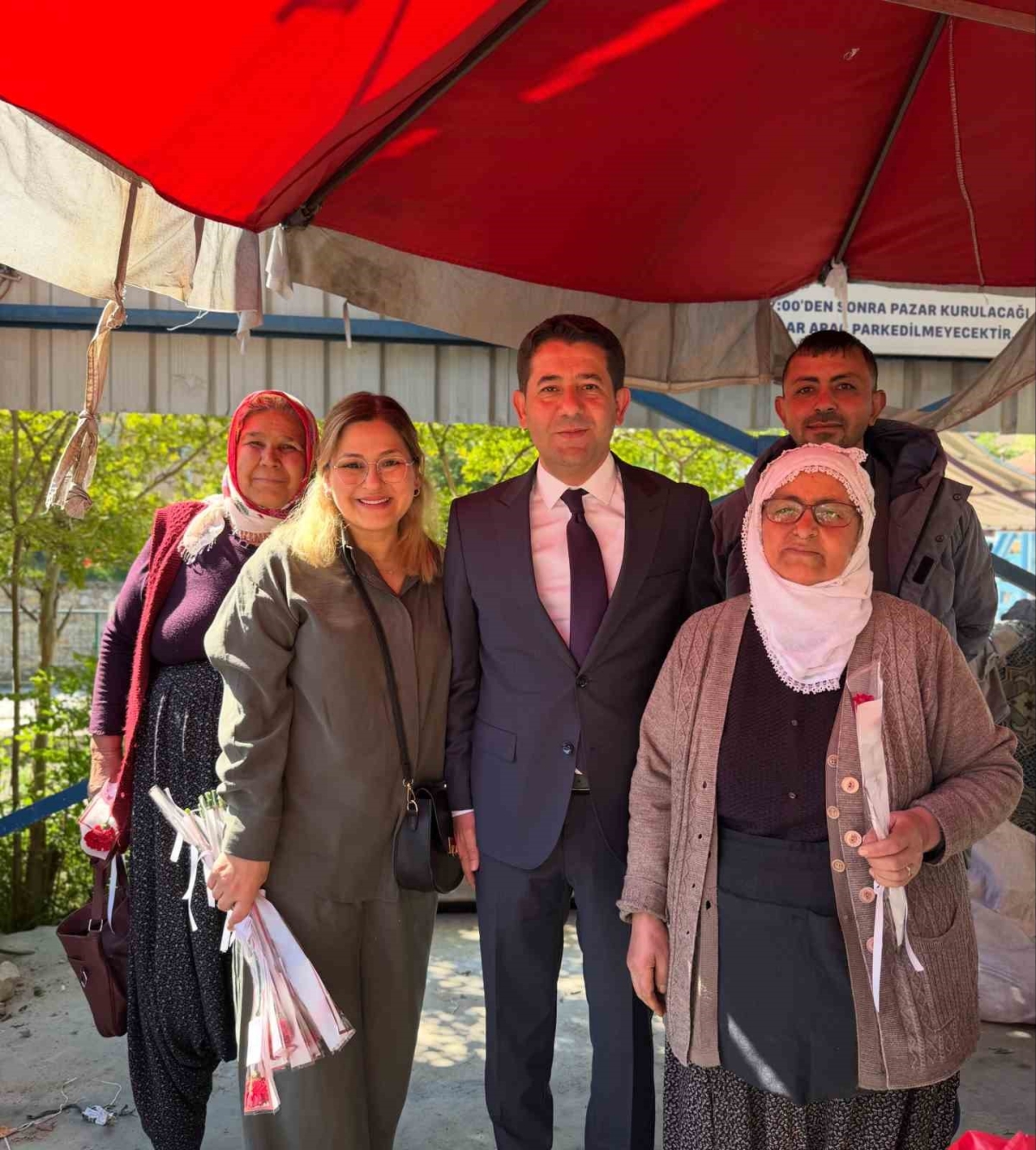 Feke’de kadın pazarcılara Anneler Günü hediyesi başkandan