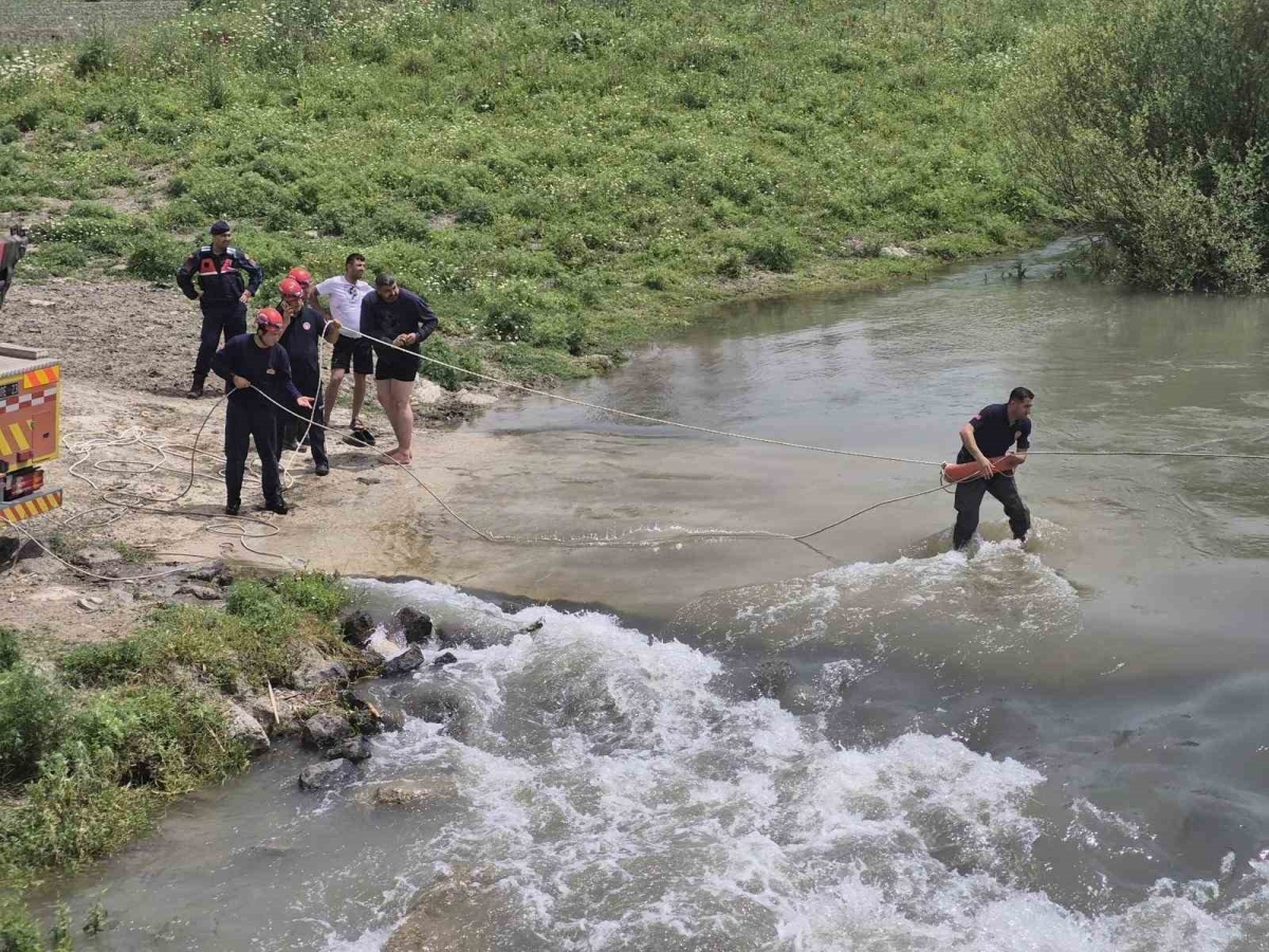 Adana’da Karaçay Nehri’nde mahsur kalan kamyondaki 2 kişi kurtarıldı