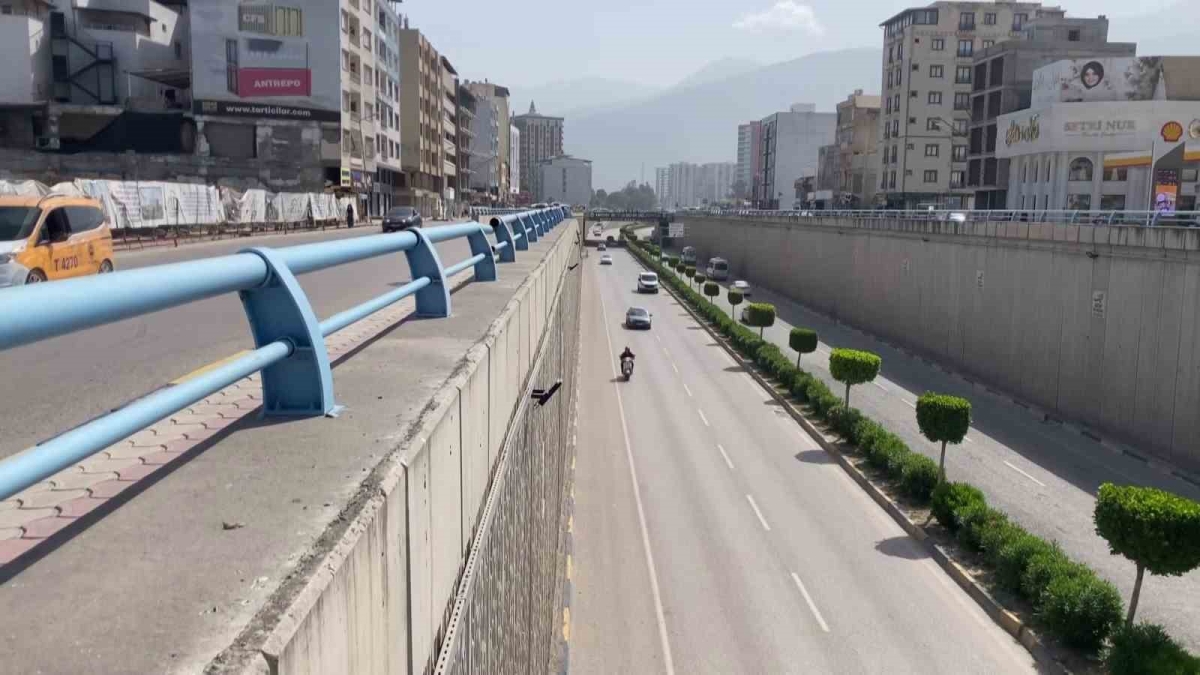 Ters yönde ilerleyerek çalan kornalara ve uyarılara aldırış etmeyen sürücü hayrete düşürdü
