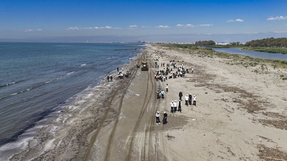Mersin’de öğrenciler sahil temizliği için seferber oldu
