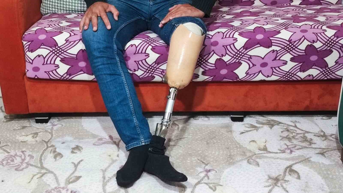 Protez bacaklı adam alacağını almak için IBAN verdi, cezaevine girip işinden oldu