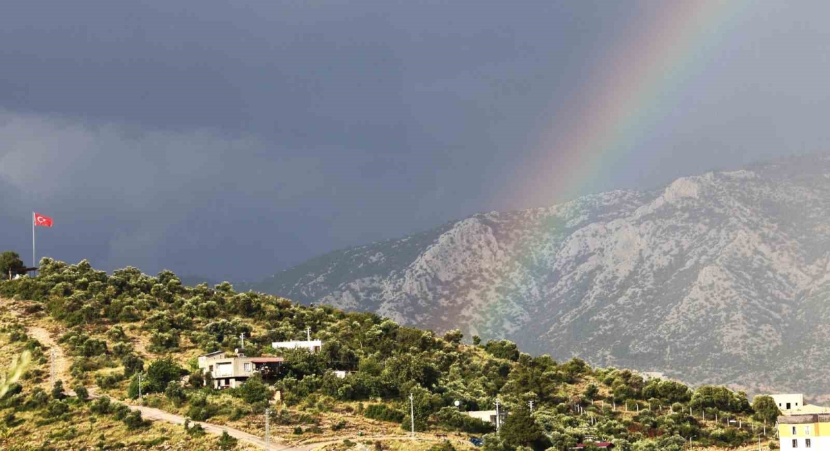 Türk bayrağı ve gökkuşağı aynı karede buluştu
