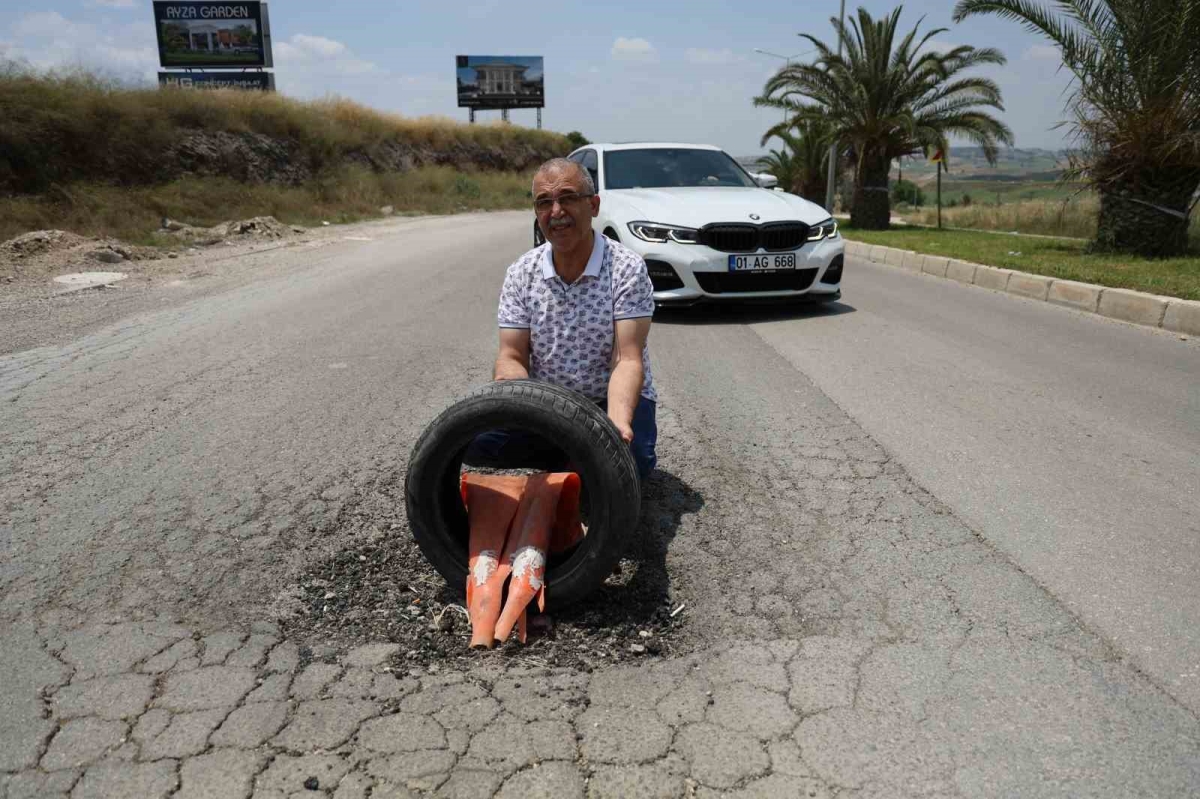 Depremzedelerden belediyeye yol tepkisi: Çukurlara lastik ve
