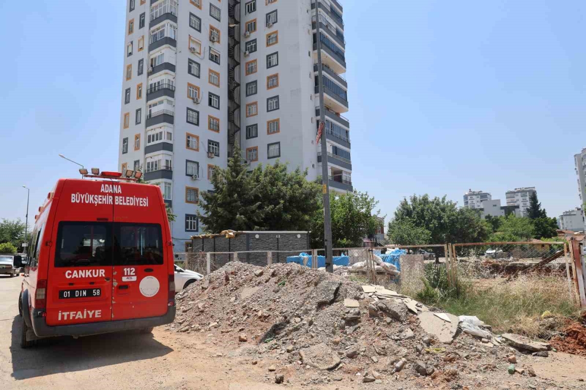 Belediye itfaiye binası için apartmanın istinat duvarını yıktı
