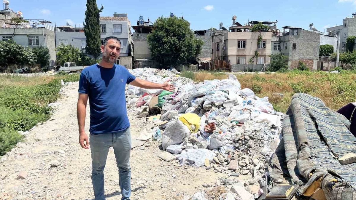 Mahalle arasındaki arsa çöplüğe döndü, vatandaşlar tepki gösterdi