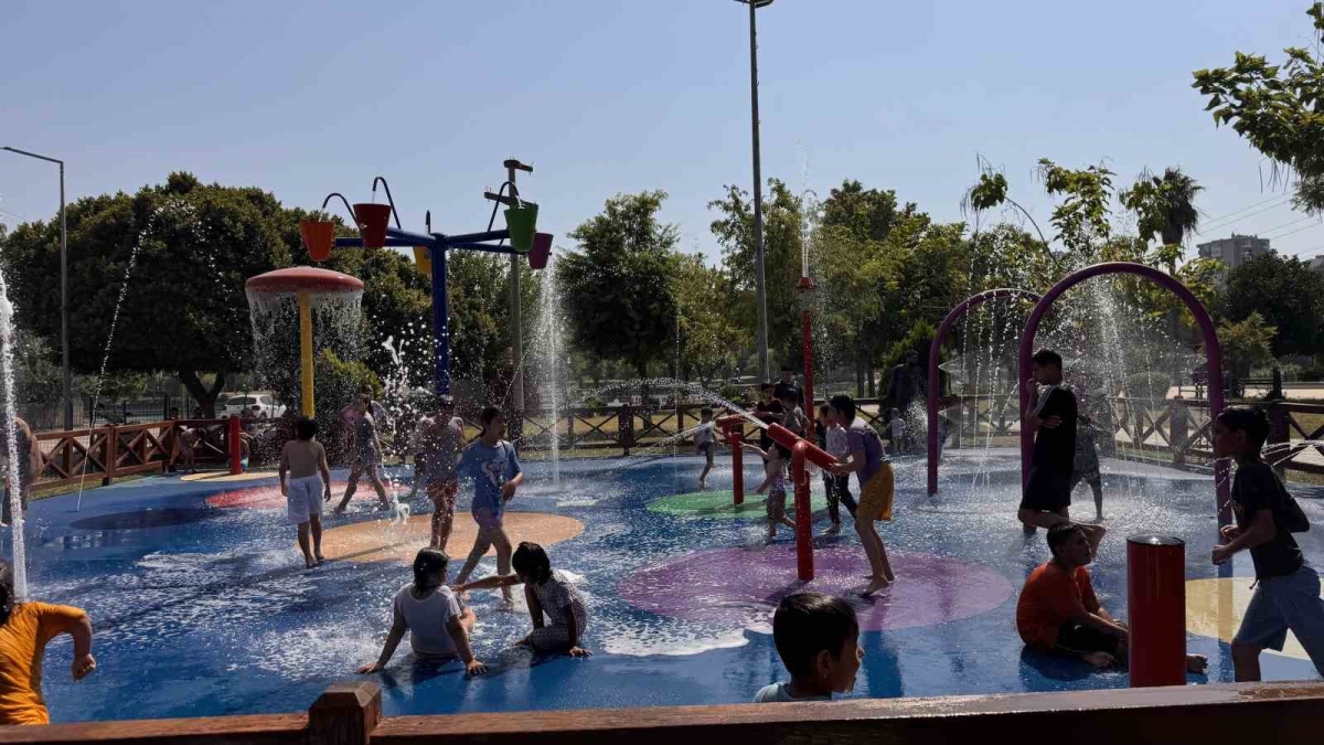 Kavurucu sıcakta çocuklar su oyun parkına akın etti
