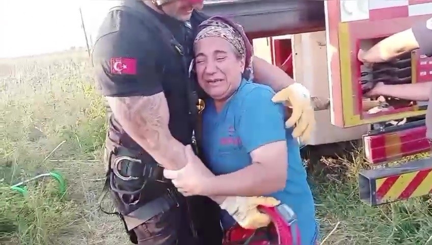 Kuyuya düşen ineği itfaiye kurtardı, sahibi ekiplere sarılıp gözyaşı döktü
