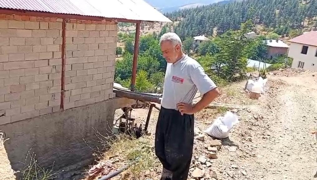 Kozan’da açıkta bırakılan su borusu vatandaşı mağdur ediyor
