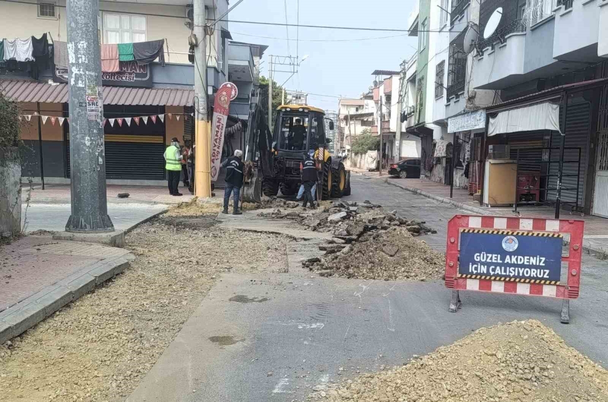 Akdeniz’de yeni yollar açılıyor, sokak ve kaldırımlar yenileniyor