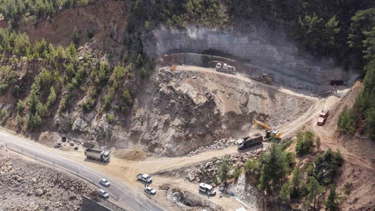 Adana’daki ‘Heyelan Islahı ve Tünel Projesi’nde ilk kazma vuruldu