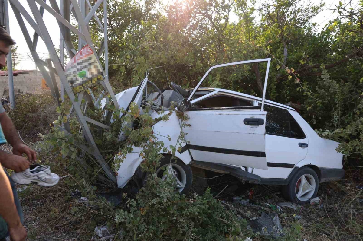 Elektrik direğine çarpan Tofaş hurdaya döndü, sürücü ağır yaralandı