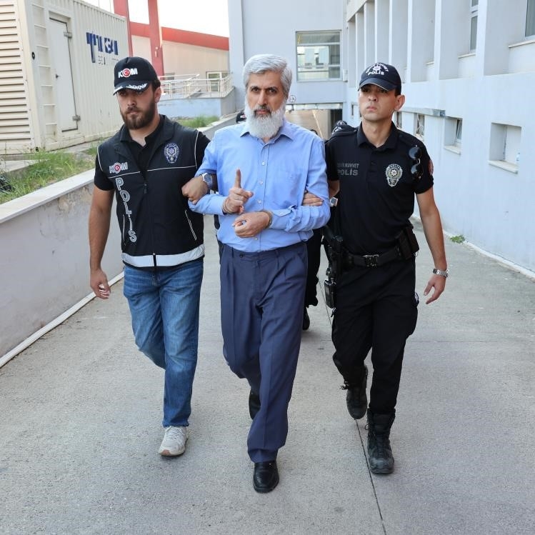 Alparslan Kuytul, kendinden habersiz hareket eden örgüt üyesinin sırtında sopa kırmış
