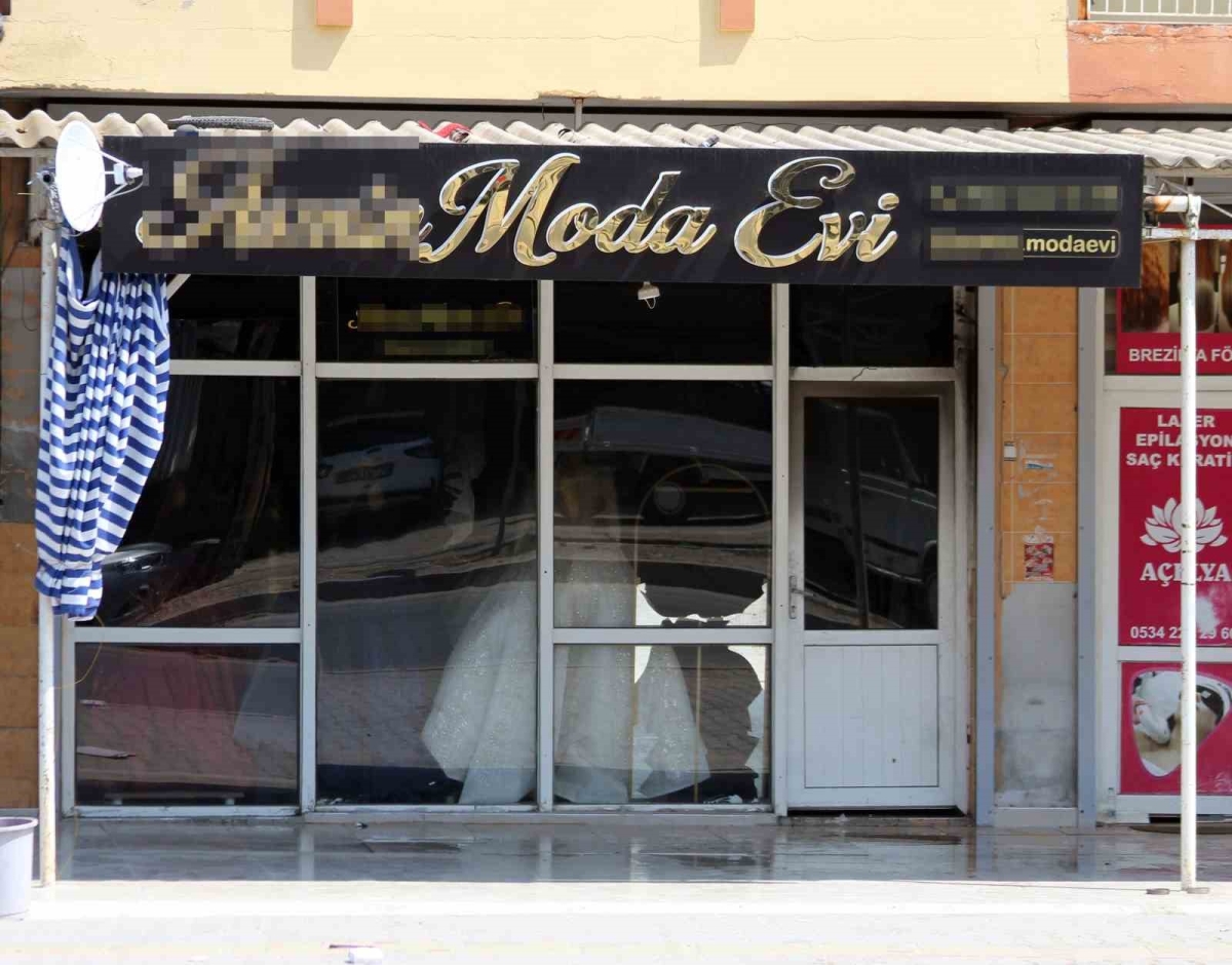 Boşanmak isteyen eşinin gelinlikçi dükkanını benzin dökerek ateşe verdi
