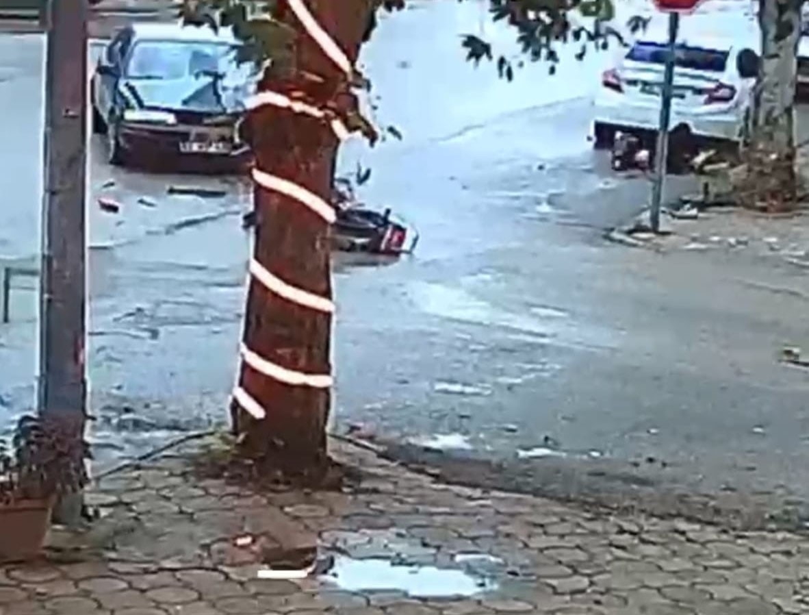 Otomobil ile motosikletin çarpışma anı güvenlik kamerasında