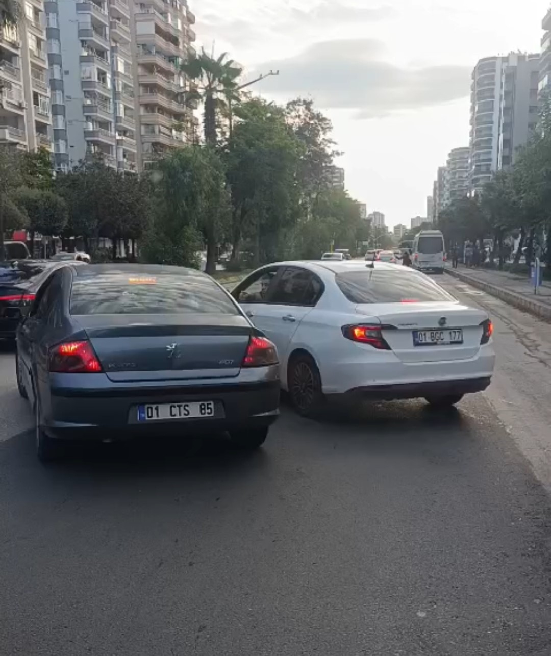 Trafikte tartışan iki sürücü, 180 bin liralık cezayı yememek için araçlarından inmedi