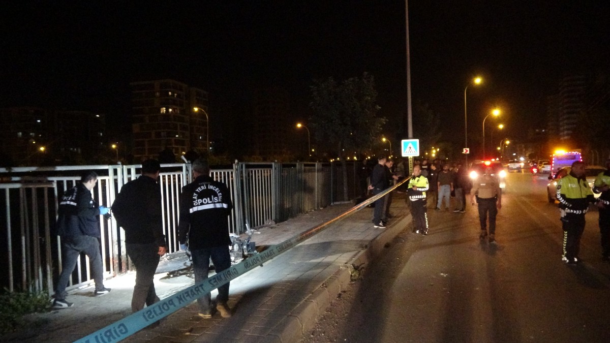 Adana’da feci kaza... Kontrolden çıkan motosiklet kaldırıma çarpıp sürüklendi: 2 ölü