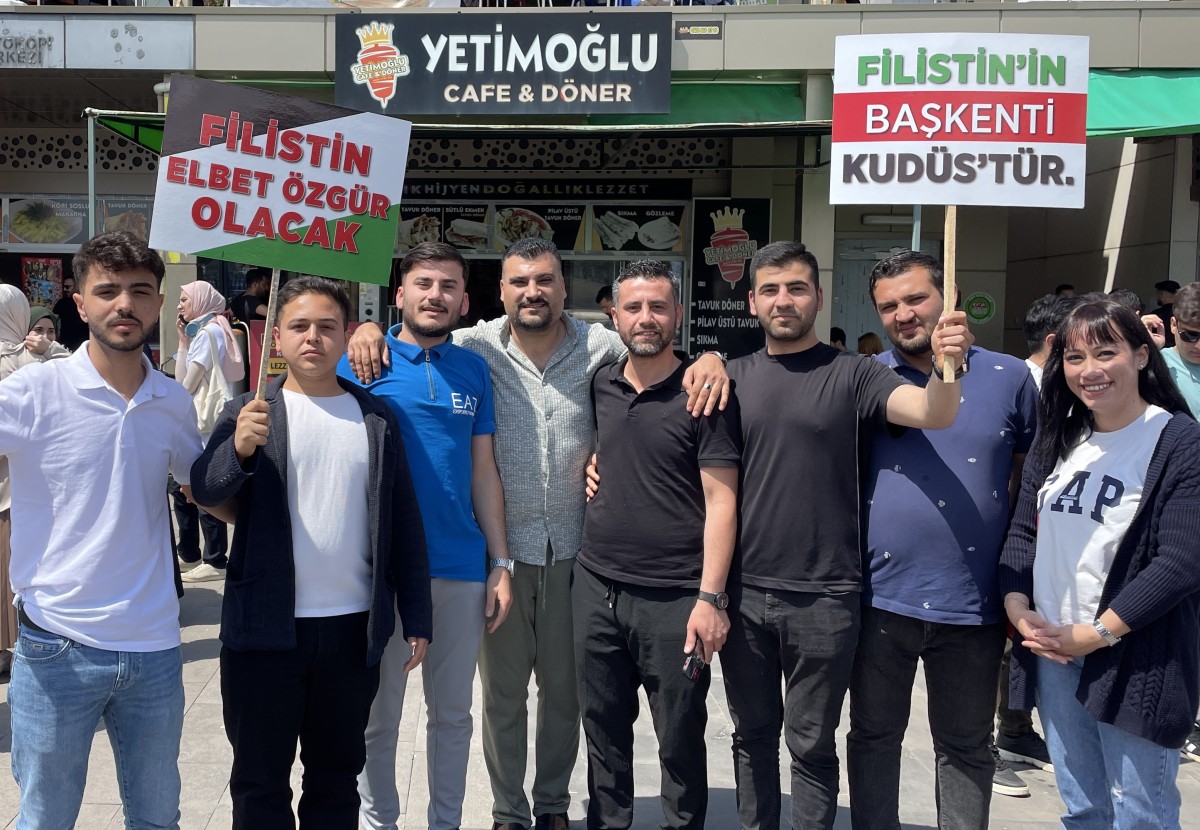 Adana'da üniversite öğrencileri Filistin için yürüdü