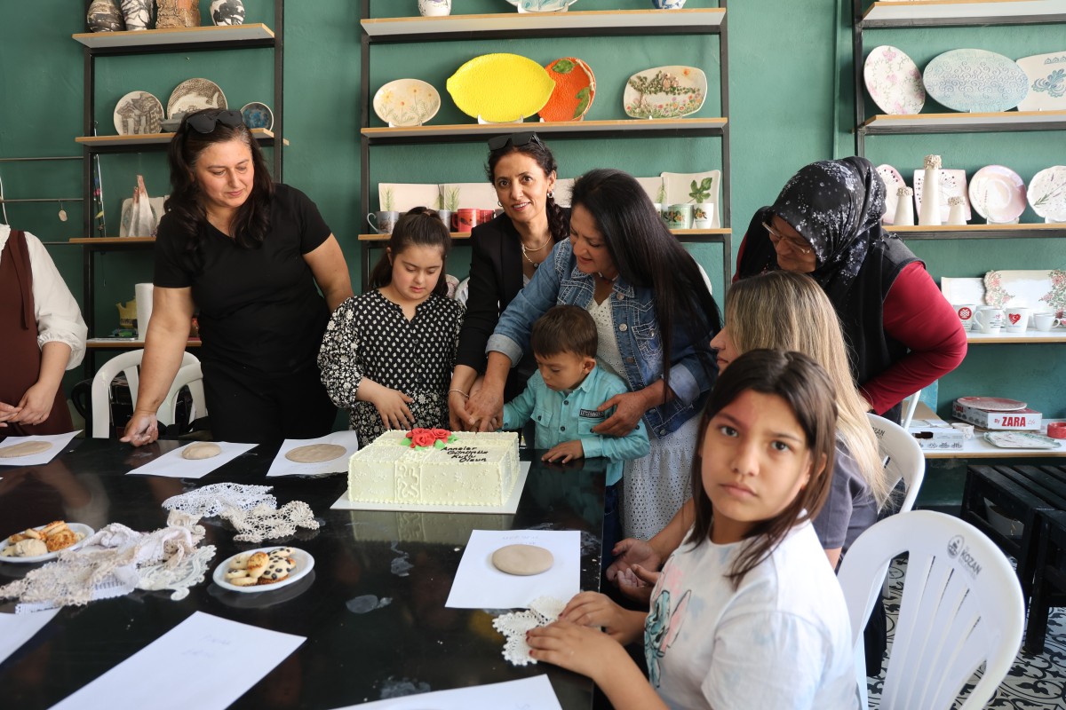 Özel çocuklar, anneleriyle birlikte çamuru sanata dönüştü

