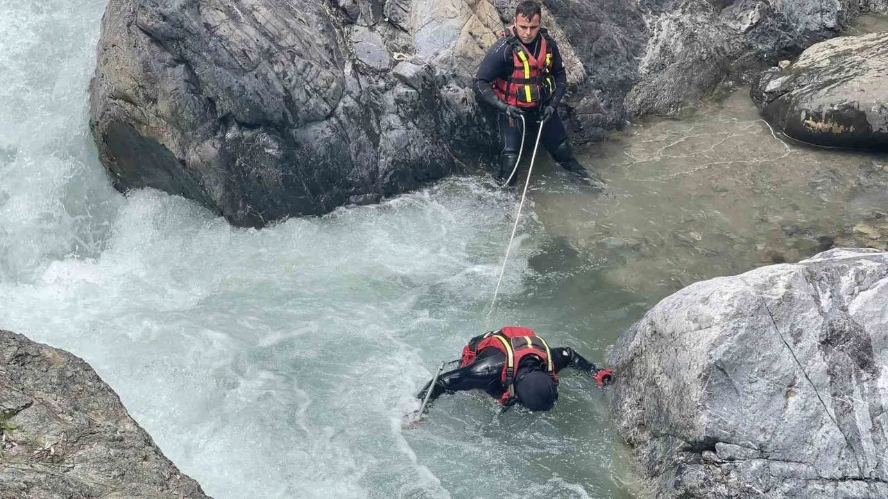 Akıntıya kapılarak kaybolan 9 yaşındaki Mendul’un cansız bedeni 3 kilometre uzaklıkta kütüğün altında çıktı
