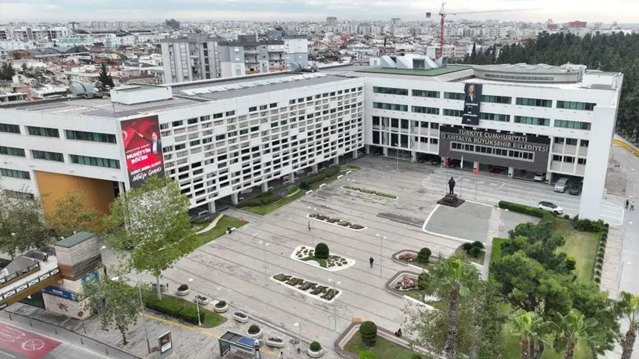 Antalya Büyükşehir iştiraki ANSET soruşturmasında adliyeye sevk edilen 16 kişiden 2’si tutuklandı
