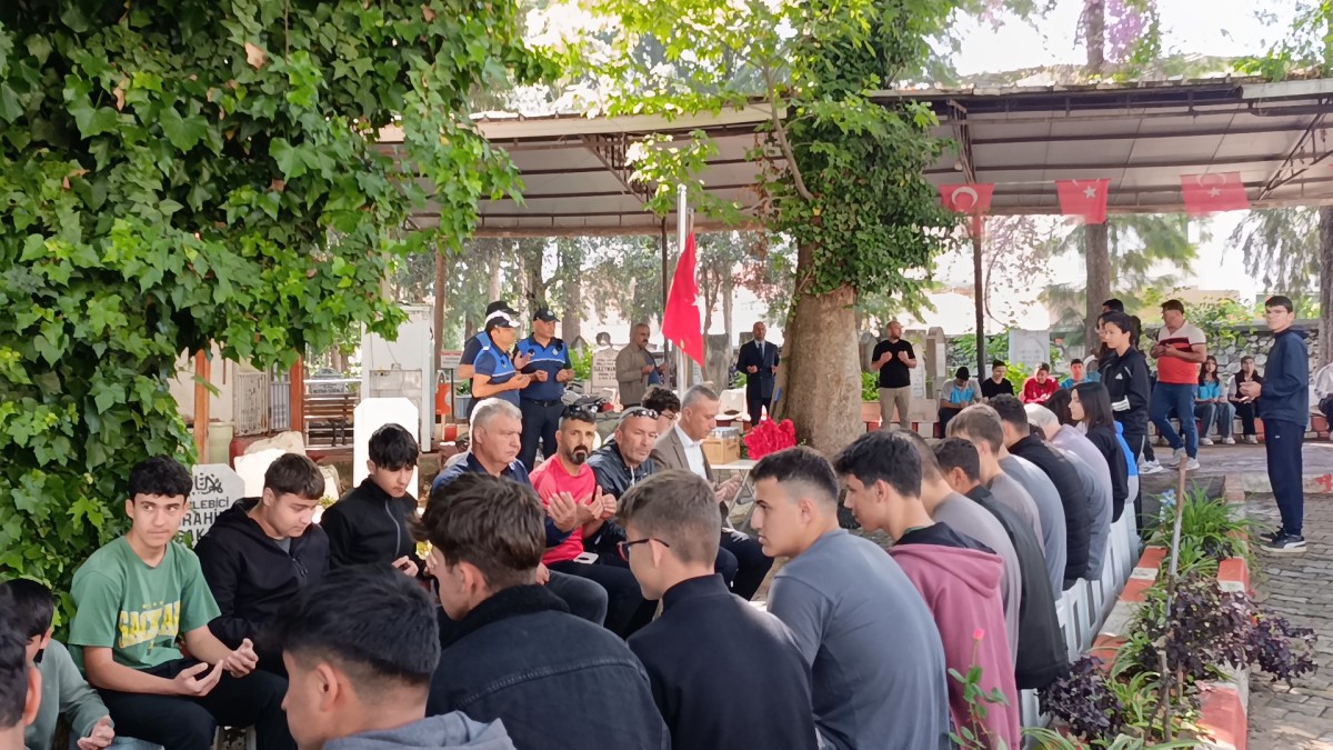 Kozan’da Gençlik Haftası kapsamında gençler şehitlikte dua etti
