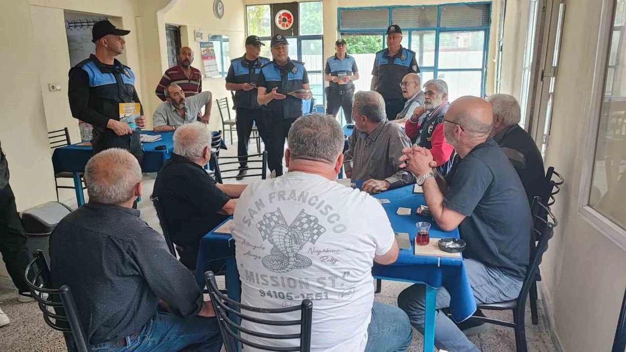 Adana’da polis kağıt oyununa ara verdirip, boğulma bilgilendirmesi yaptı
