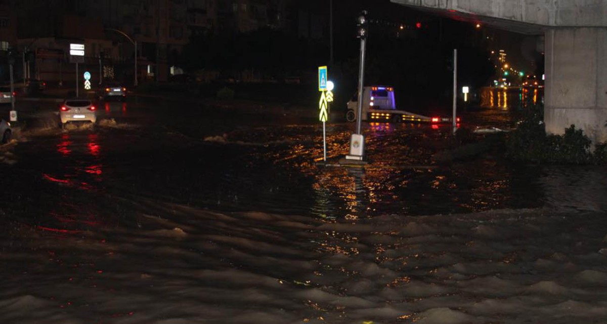 Adana’da sağanak yağış yolları göle çevirdi

