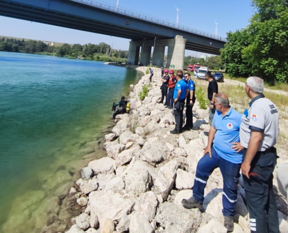Seyhan Nehri’ne giren çocuk boğuldu
