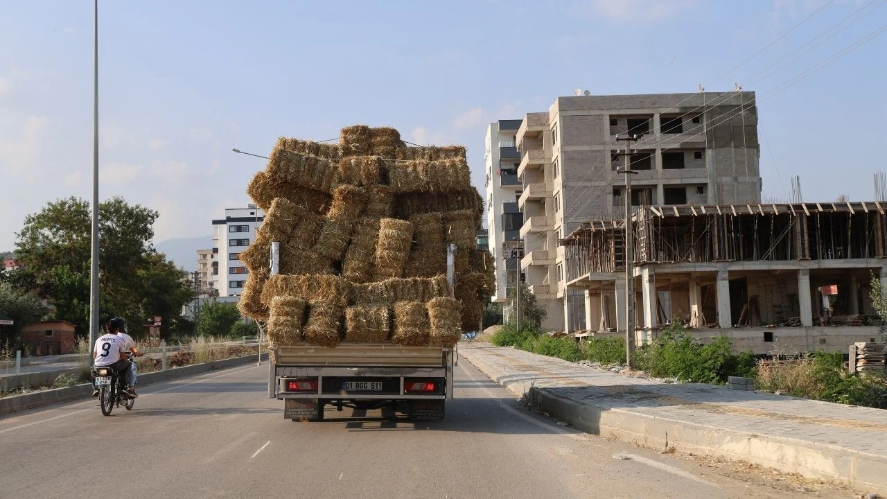 Aşırı saman yüklü pikabın trafikteki tehlikeli yolcuğu