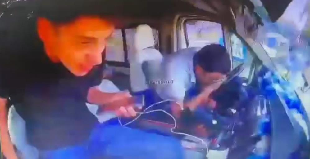 Adana’da sürücü uyudu, dolmuş duvara çarptı: 7 yaralı
