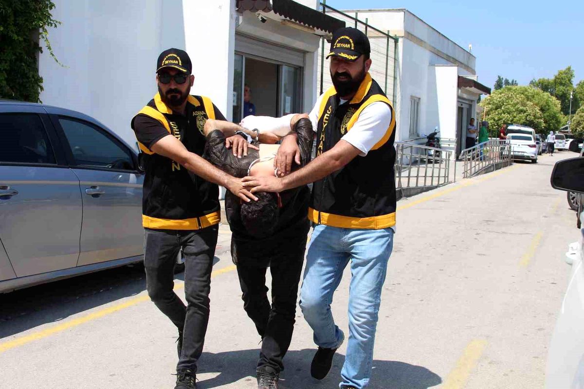 Genç kadını evinin önünde bıçakladı: 