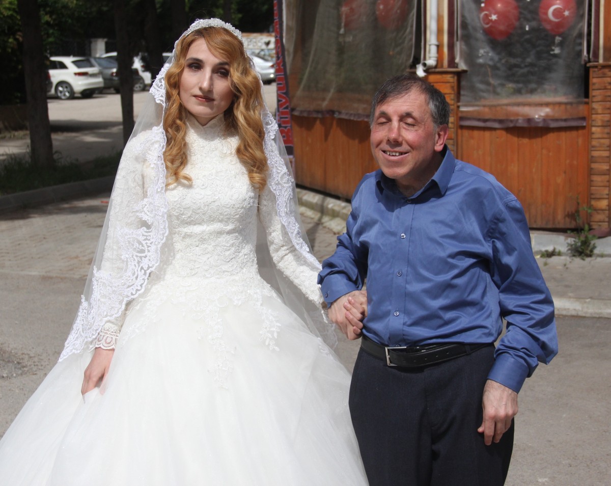 Engel tanımayan çifti büyükşehir belediye otobüsü ayırdı