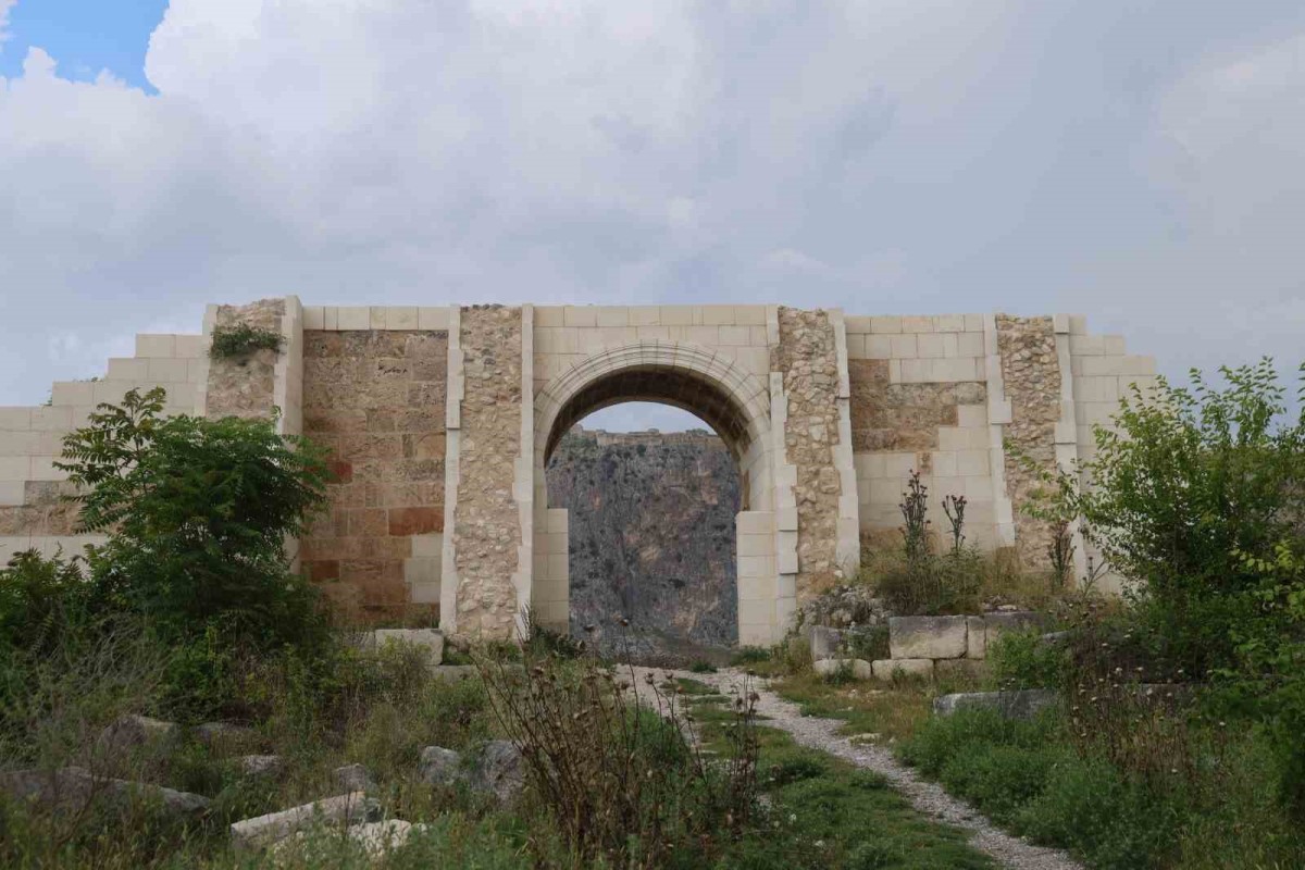 UNESCO listesindeki Anavarza Antik Kenti ziyaretçilerini ağırlıyor
