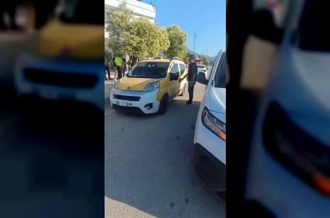 Öncü eşliğinde ticari taksiyle göçmen kaçırırken polise yakalandılar

