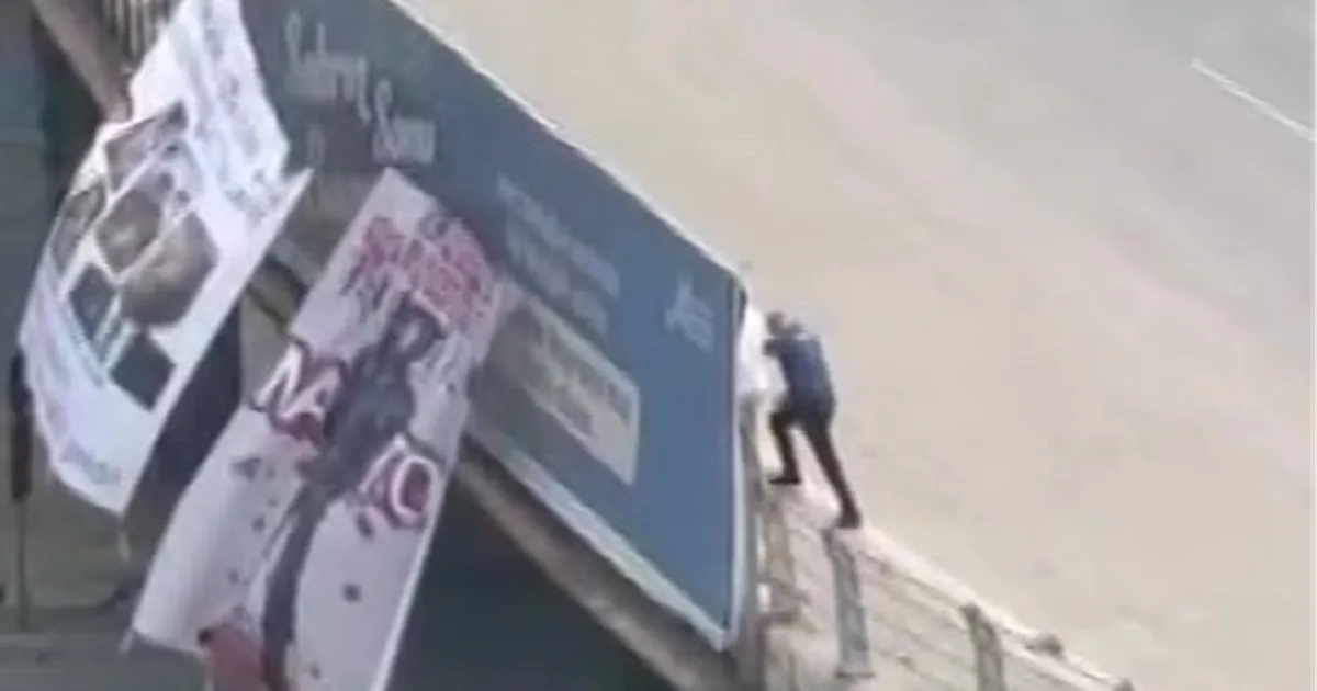 Adana’da köprüye NATO protestosu için pankart asan şahıs gözaltına alındı