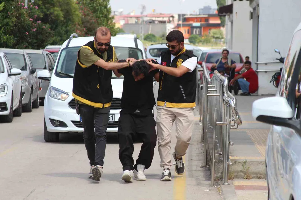 Birlikte yaşadığı kadını çekiçle darbedip boğazından bıçaklamıştı: 