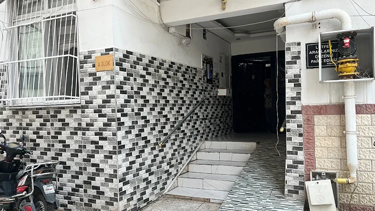 Tartıştığı eşinin başına çekiçle vurup boğazından bıçakladı
