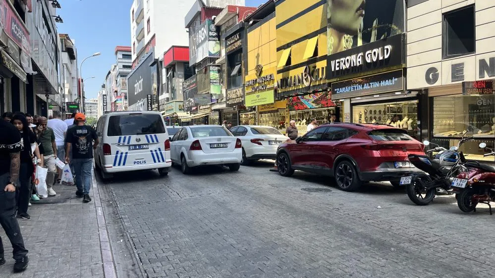 Adana’nın caddeleri açık otoparka döndü