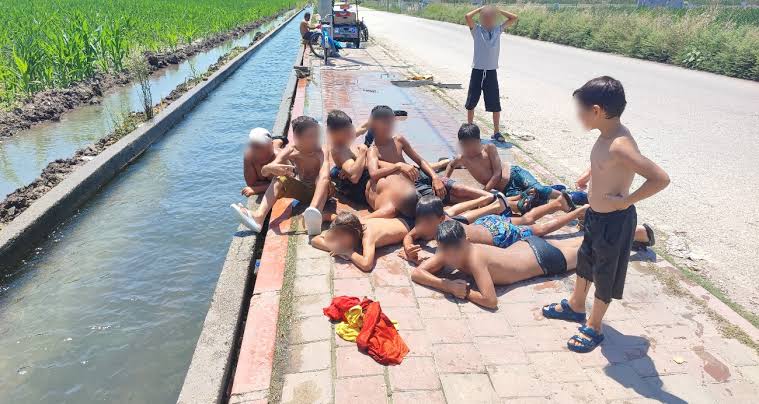 Adana’da çocukların kanal keyfi: Kaldırım plaja döndü
