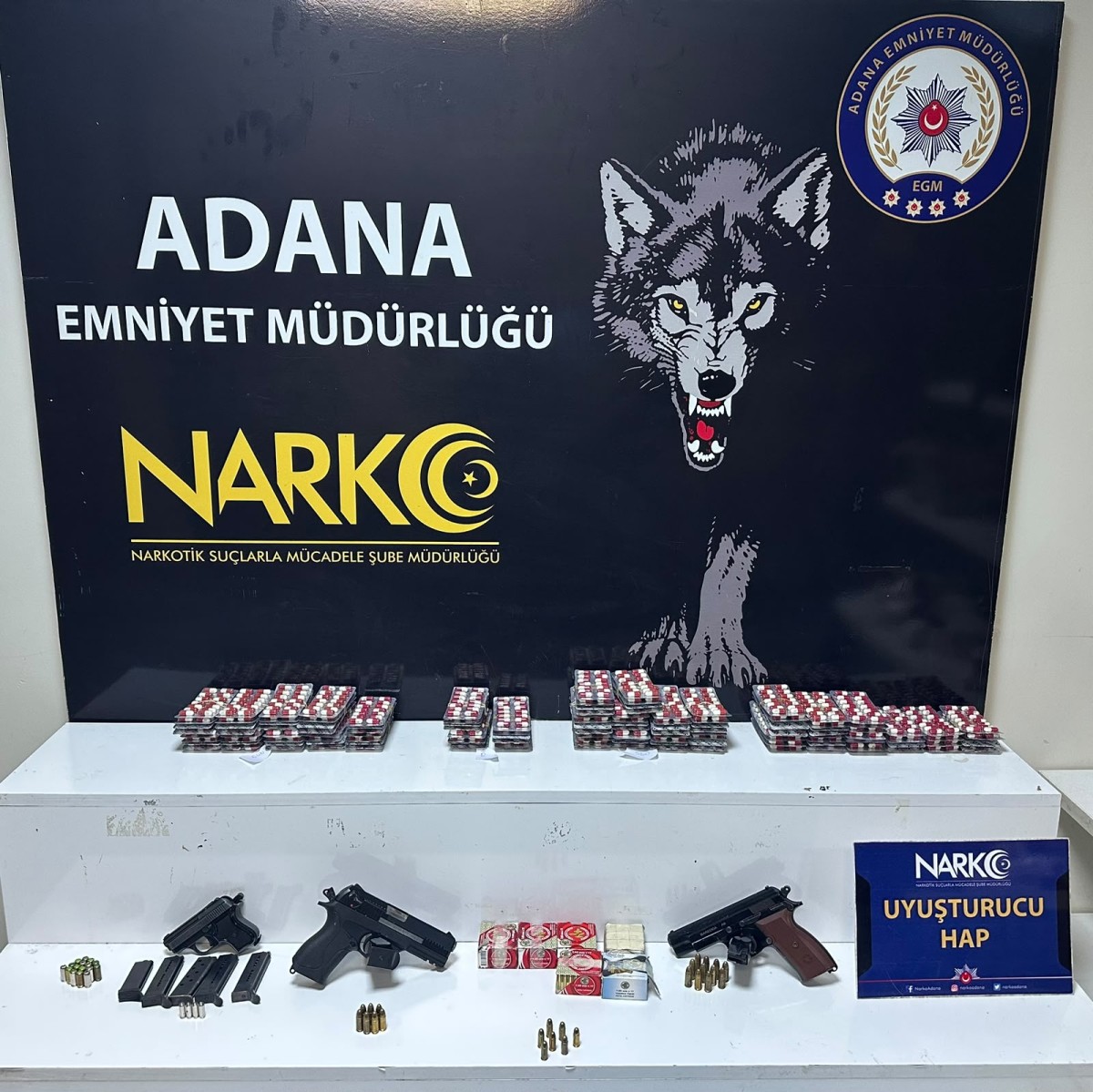 Adana’da narkotik operasyonu: Esrar, sentetik hap ve silah ele geçirildi
