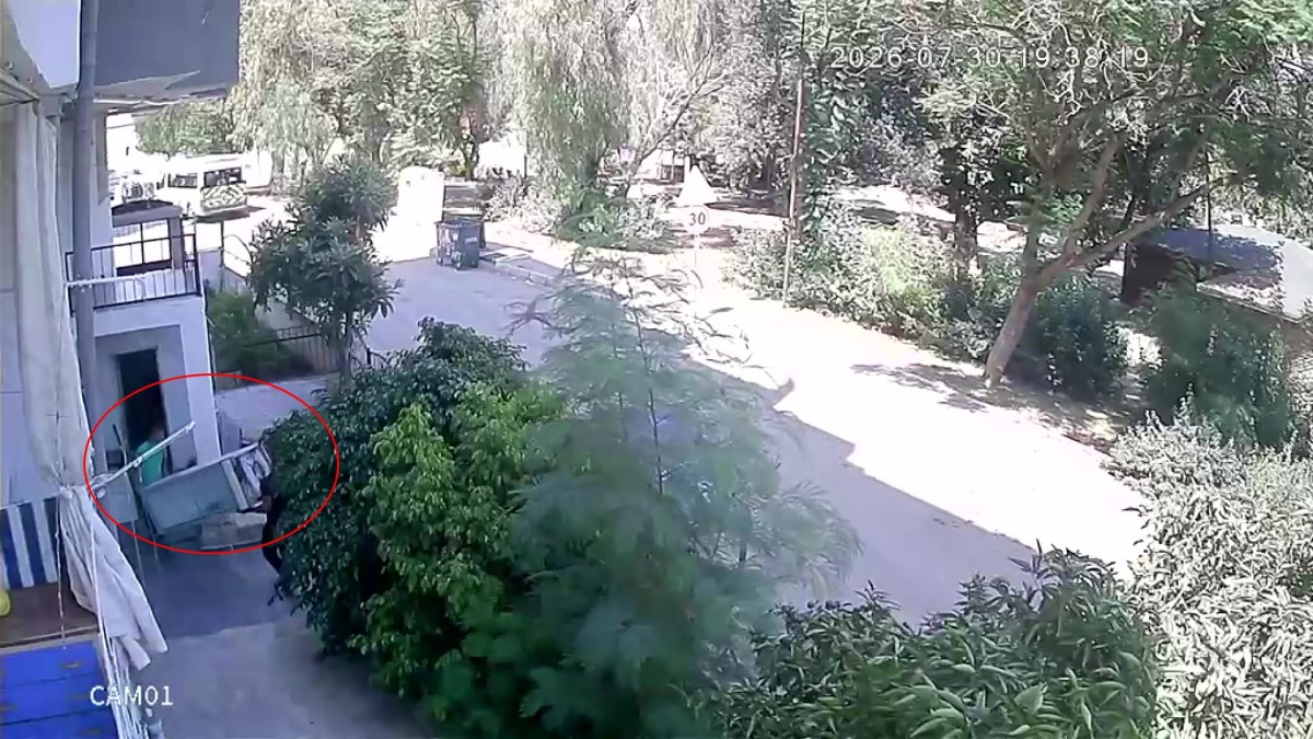 Rahat tavırlarıyla önce evi kontrol etti, sonra endüstriyel buzdolabını çaldı
