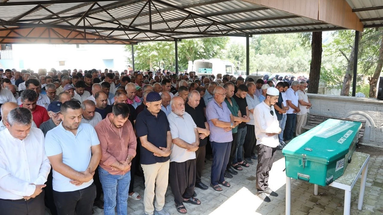 Göçükte hayatını kaybeden işçi Bekir Çelik, Kozan’da toprağa verildi