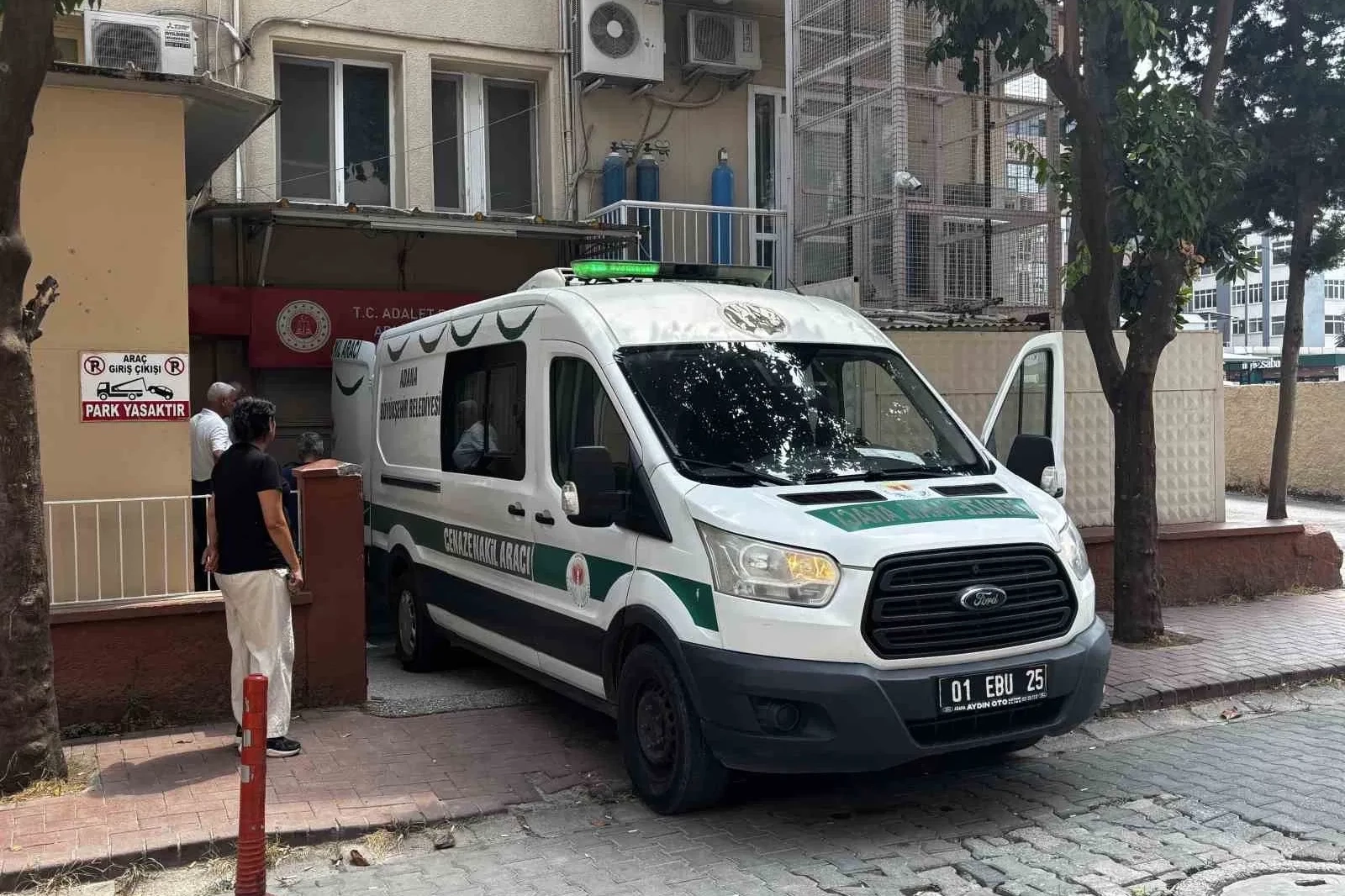 Göçükte hayatını kaybeden işçinin cenazesi adli tıptan alındı