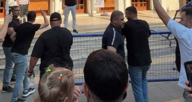 Adana Demirspor taraftarı bariyeri yıkıp belediyeye girmeye çalıştı
