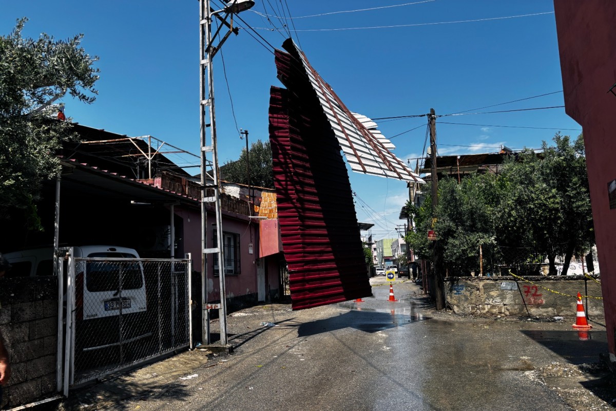 Adana’da sağanak ve kuvvetli rüzgar hayatı olumsuz etkiledi: Çatı sokağa düştü
