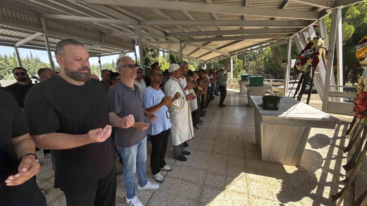 Katledilen baba ve oğlu defnedildi: Anne cenazeye tekerlekli sandalyeyle katıldı