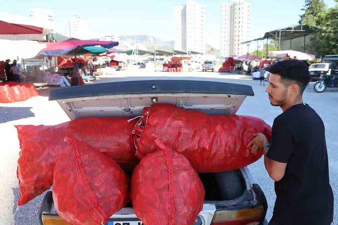 Kozan’da biber mesaisi başladı: 40 yıllık Toroslar biber nakliye aracına dönüştü
