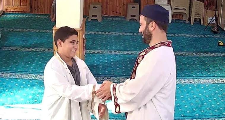 Namaz kılmaya gelen çocuğa imamdan sıcacık davranış