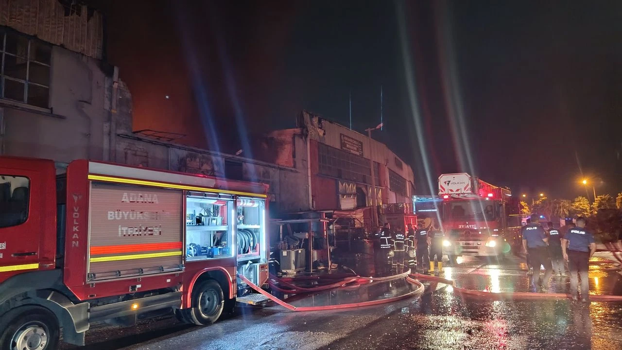 Ayakkabı tabanı üreten fabrika alevlere teslim oldu