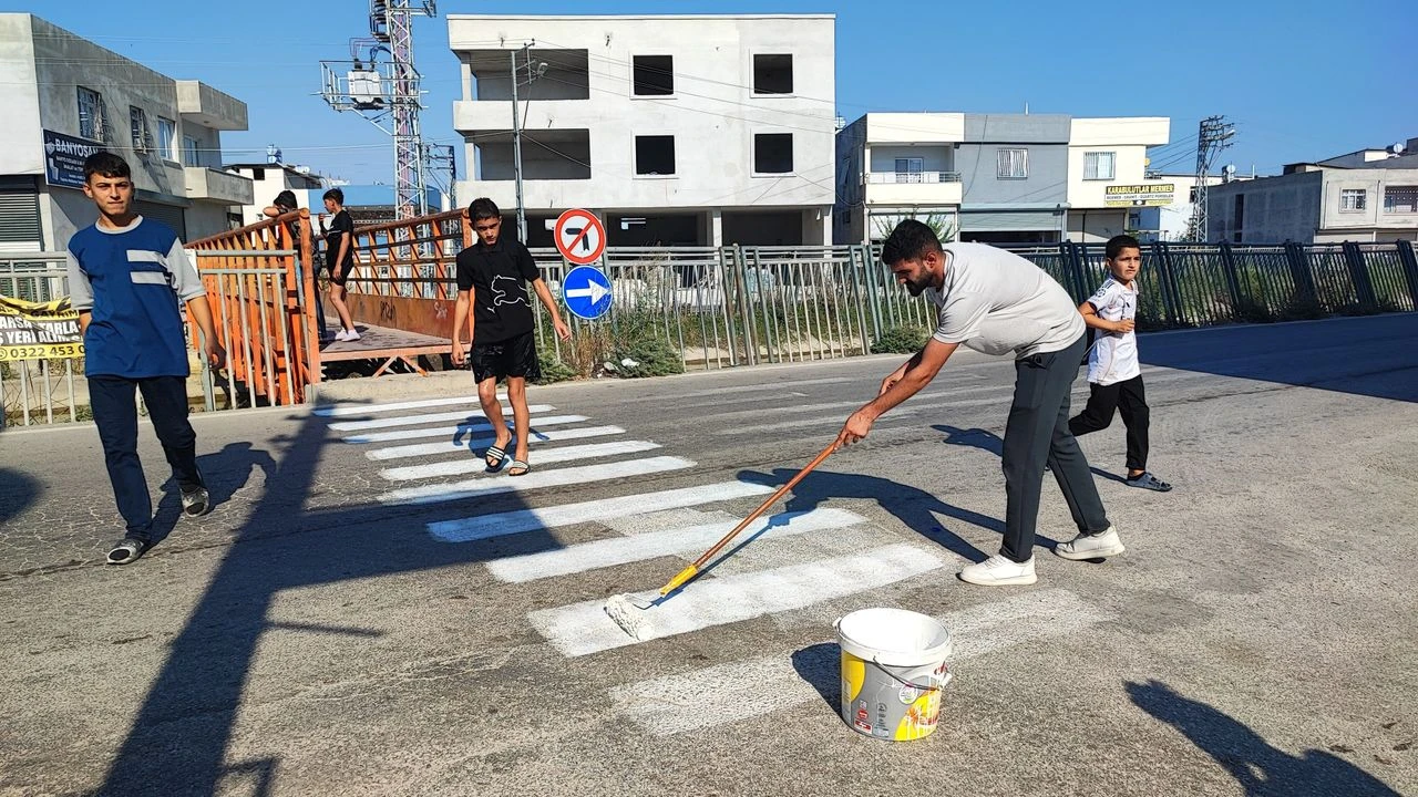 Yaya geçidi işaretini vatandaş yola kendi çizdi